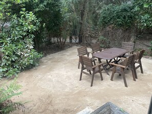 Outdoor dining - Cosy 2BR cottage in the heart of Halls Gap. (Halls Gap)