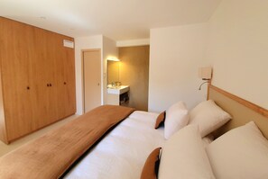 Habitación estándar | Baño | Artículos de higiene personal gratuitos y secador de pelo