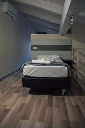 1 slaapkamer, een bureau, wifi, beddengoed