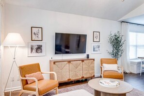 Smart-tv, pejs, bøger, stereoanlæg