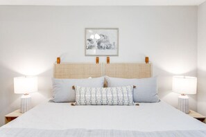 3 habitaciones, escritorio y tabla de planchar con plancha 