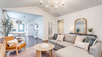 智能电视、壁炉、书、立体声音响