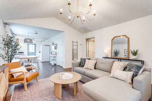 Pet Friendly |Outdoor Fire Pit|Shops & Food Nearby