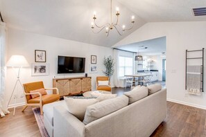 Smart TV, fireplace, books, stereo
