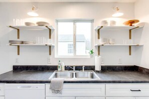 Fridge, microwave, oven, stovetop - Pet Friendly |Outdoor Fire Pit|Shops & Food Nearby (Spring Hill)