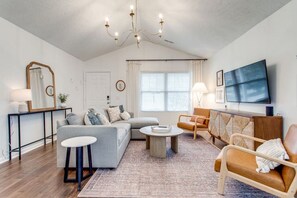 Smart TV, fireplace, books, stereo - Pet Friendly |Outdoor Fire Pit|Shops & Food Nearby (Spring Hill)