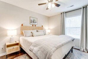 3 bedrooms, desk, iron/ironing board, travel crib - Pet Friendly |Outdoor Fire Pit|Shops & Food Nearby (Spring Hill)