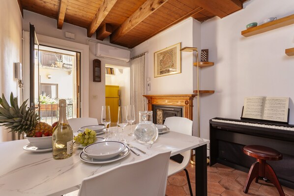 Dining - Elegant apartment in an 18th-century historic building - 5 minutes to the Duomo! (Milano)