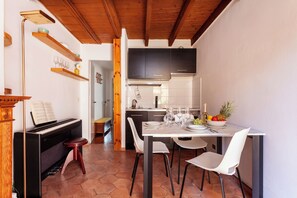 Réfrigérateur, un four, surface de cuisson, lave-vaisselle