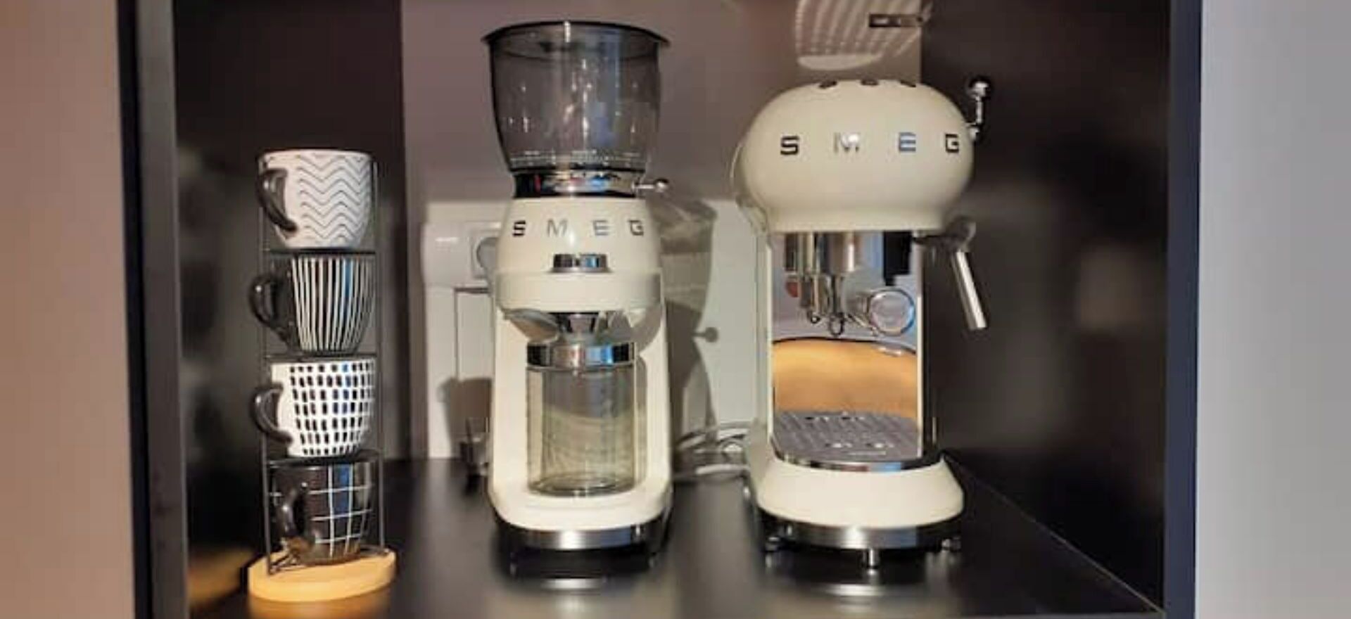 Trois machines à café sont posées sur un plan de travail.