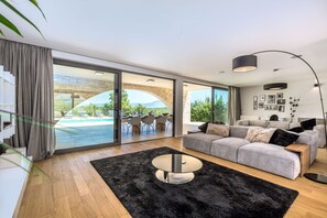 Smart-TV, peis, videospill og bordtennis