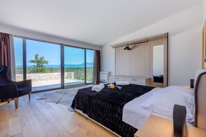 3 soverom, skrivebord, strykejern/-brett og reiseseng for barn