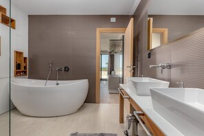 Dusj, hårføner, bidé og håndklær