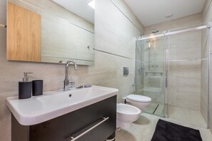Regadera, secadora de cabello, bidet, toallas 