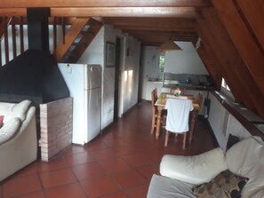 Fernseher, Kamin, Stereoanlage