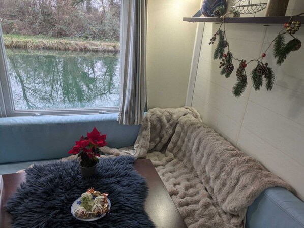 Interior - Unusual floating cottage with all comforts for 6 persons, terrace, jacuzzi, fishing (SAINT JEAN DE LOSNE)