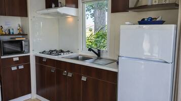 Een koelkast, een microgolfoven, een oven, een kookplaat