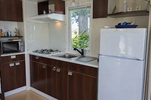 Fridge, microwave, oven, stovetop - Unusual floating cottage with all comforts for 6 persons, terrace, jacuzzi, fishing (SAINT JEAN DE LOSNE)