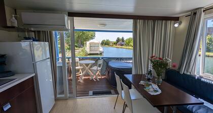 Unusual floating cottage with all comforts for 6 persons, terrace, jacuzzi, fishing