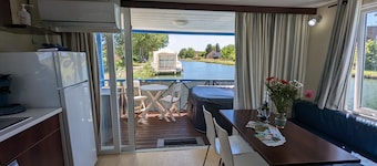 Unusual floating cottage with all comforts for 6 persons, terrace, jacuzzi, fishing