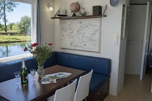 Dining - Unusual floating cottage with all comforts for 6 persons, terrace, jacuzzi, fishing (SAINT JEAN DE LOSNE)