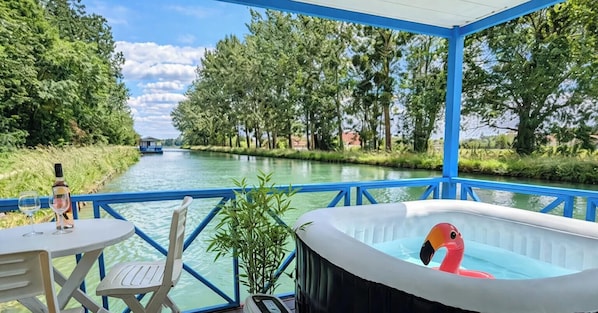 Outdoor spa tub - Unusual floating cottage with all comforts for 6 persons, terrace, jacuzzi, fishing (SAINT JEAN DE LOSNE)