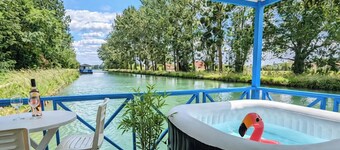 Cottage flottant insolite tout confort 6 personnes terrasse jacuzzi pêche