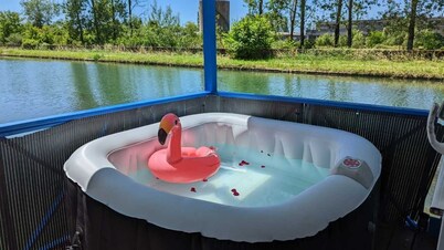 Unusual floating cottage with all comforts for 6 persons, terrace, jacuzzi, fishing