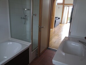 Hair dryer, towels, soap, shampoo - Geneva Cologny les pins (Cologny)