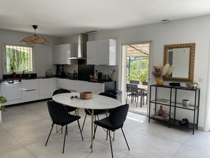 Private kitchen - Pretty villa in the Bandol vineyards, 15 minutes from the beaches. (Le Beausset)