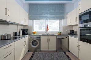 Fridge, microwave, oven, stovetop - Sea and the City - Theros (Ρόδος)