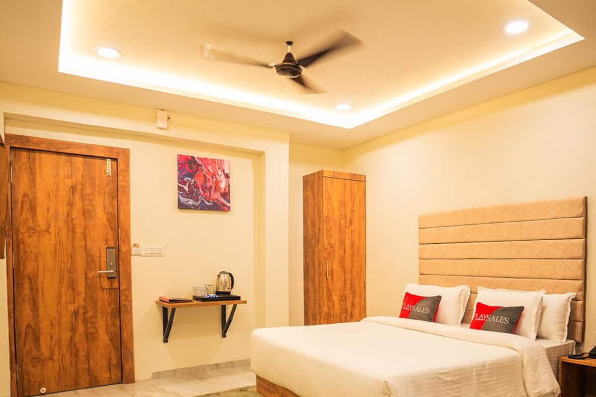 Minibar, desk, laptop workspace, free WiFi