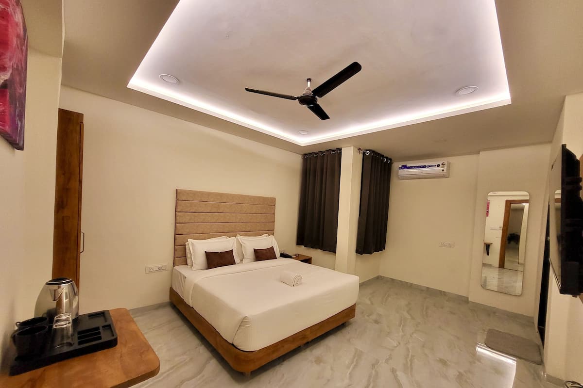 Minibar, desk, laptop workspace, free WiFi