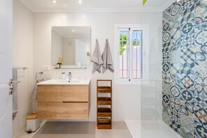 Dusj, hårføner og håndklær