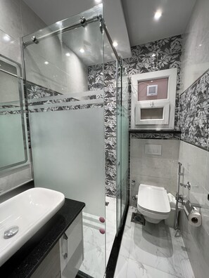 Hårtork, bidé, handdukar och tvål