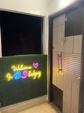 المنطقة المحيطة بالمنشأة