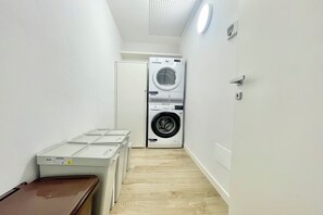 Family Apartment, Multiple Bedrooms, 2 Bathrooms, Beachside (Modern House Apartment 4) | Bathroom | Shower, hair dryer, bidet, towels - Modern House Apartments (Menaggio)