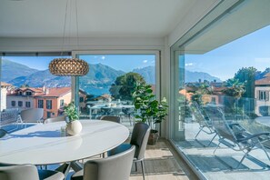 Familieleilighet, flere soverom, 2 bad, ved stranden (Modern House Apartment 4) | Spiseområde