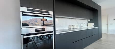 Familienapartment, Mehrere Schlafzimmer, 2 Bäder, am Strand (Modern House Apartment 4) | Eigene Küche