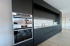 Family Apartment, Multiple Bedrooms, 2 Bathrooms, Beachside (Modern House Apartment 4) | Private kitchen