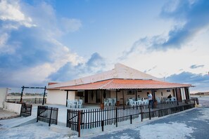 Breakfast and lunch served - OYO Hotel Das Pedras (Parnaíba)