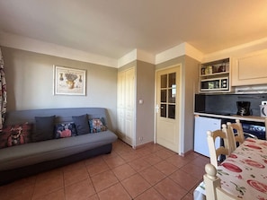 TV - Studio cabin for 4 with shared pool and parking (Les Issambres)