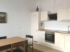 Fridge, oven, stovetop, coffee/tea maker