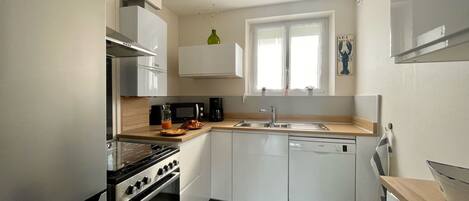 Køleskab, mikrobølgeovn, ovn, kogeplade