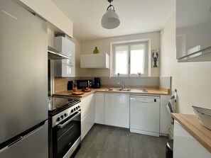 Kjøleskap, mikrobølgeovn, ovn og kokeplater