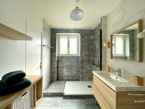 Bruser, hårtørrer, håndklæder, Toiletpapir