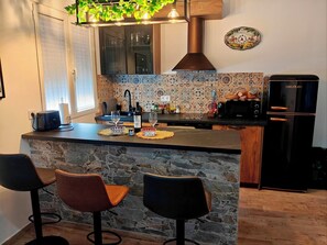 Réfrigérateur, four à micro-ondes, un four, surface de cuisson
