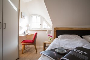 2 Schlafzimmer, Schreibtisch, Bügeleisen/Bügelbrett, Reisekinderbett