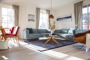 Fernseher, Kamin, DVD-Player, Bücher