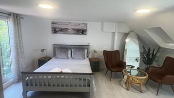 6 bedrooms, iron/ironing board, free WiFi